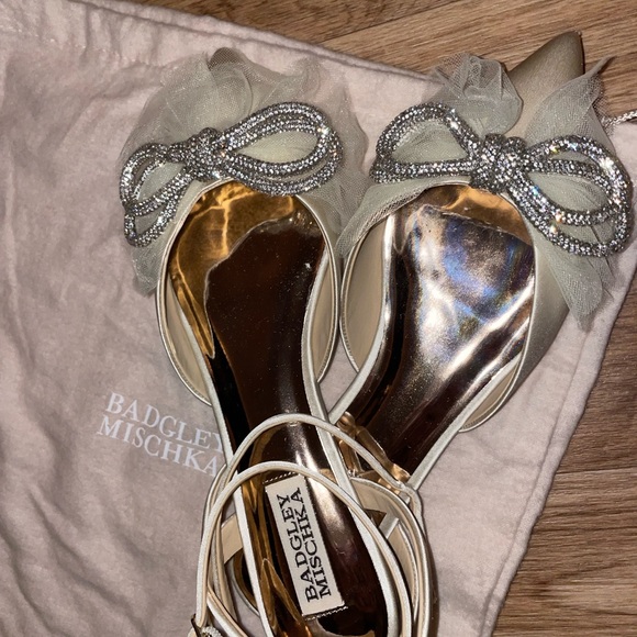 Badgley Mischka Sabina Tulle Bow Pointed Flats - Picture 3 of 4